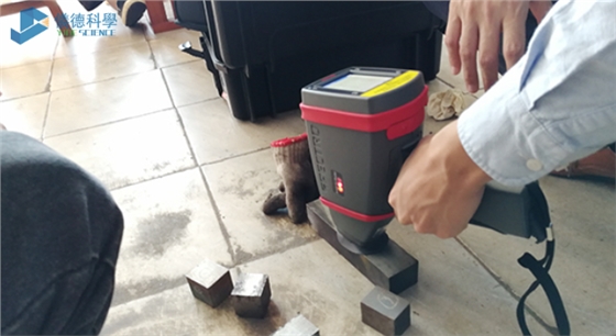 手持式X射線熒光光譜儀現(xiàn)場(chǎng).png 手持式X射線熒光光譜儀現(xiàn)場(chǎng).png