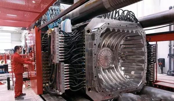 世界大的注塑模具 世界大的注塑模具